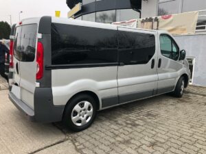Opel Vivaro 9 személyes kisbusz bérlés Győrben